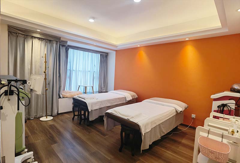 吸黑頭美容儀器是如何使用的？美容儀器吸黑頭對皮膚有傷害嗎？