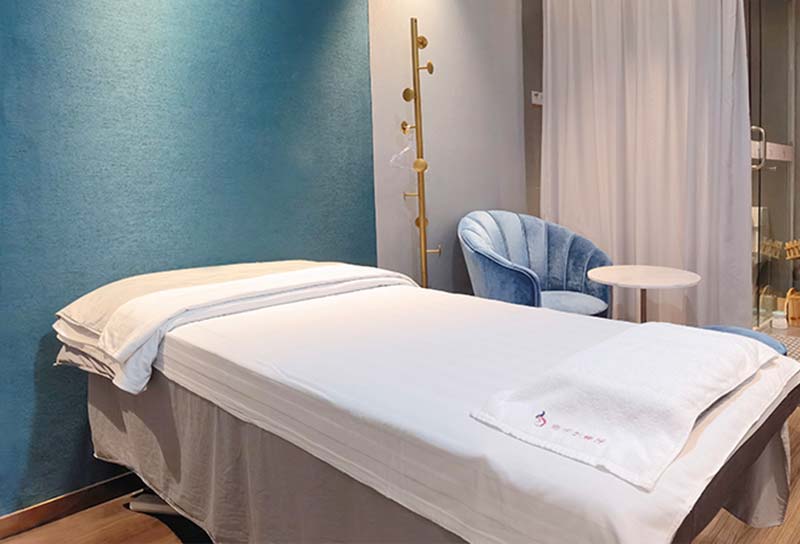 美容店儀器面部清潔的原理是什么？需要搭配清潔產(chǎn)品嗎？